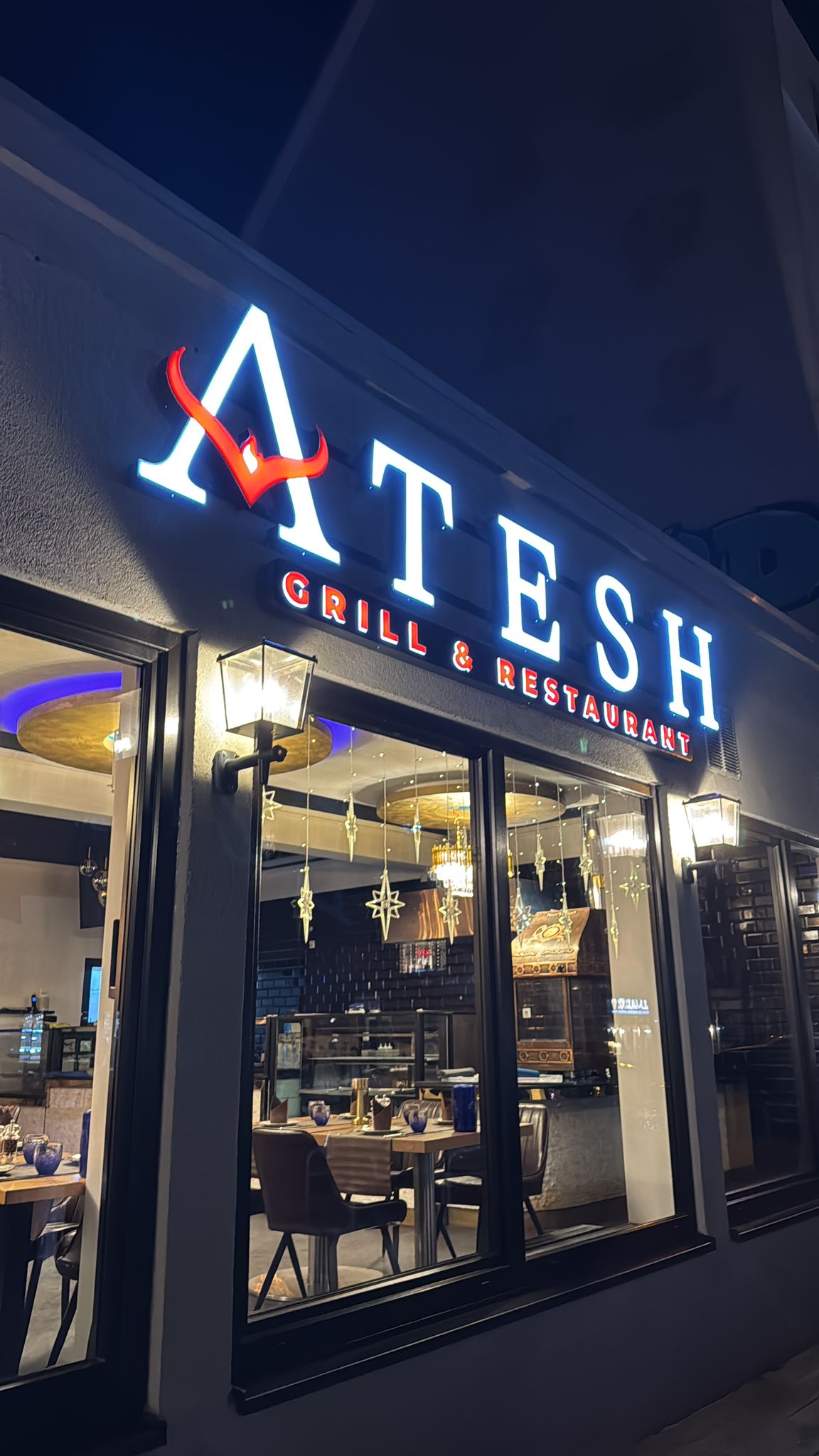 ATESH — Außenansicht bei Nacht