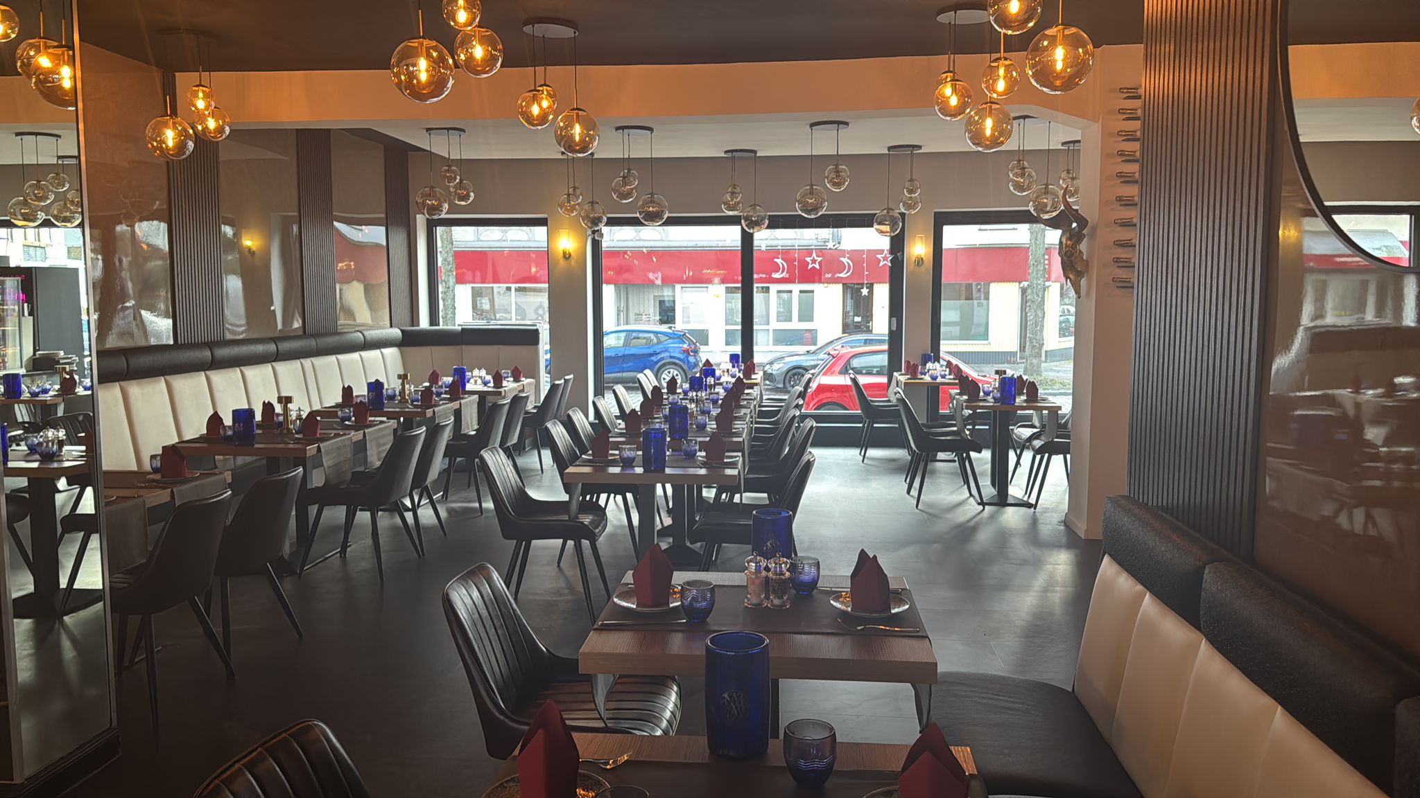ATESH Restaurant Innenansicht mit Glaskugel-Lampen